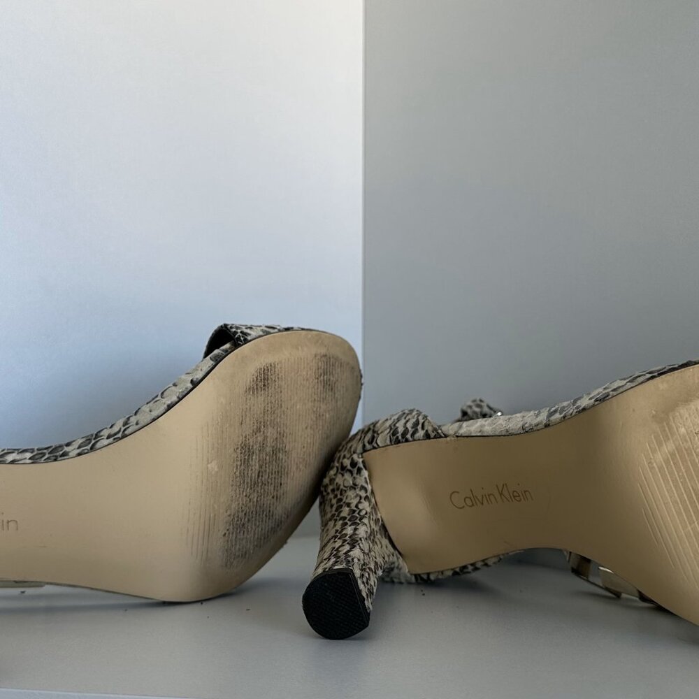 CALVIN KLEIN | Black & Cream Snakeskin Sandals Sz 7.5 - Picture 4 of 5